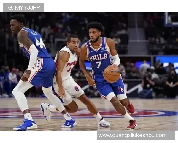 底特律活塞与费城76人激战正酣谁能在NBA赛场上笑到最后