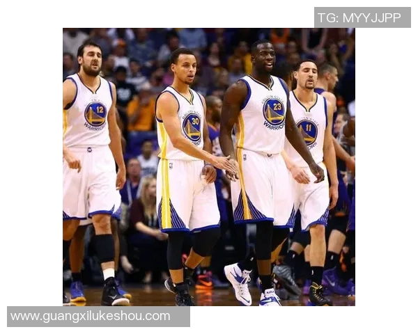 勇士与尼克斯激战回顾：2016年2月1日的篮球盛宴与精彩瞬间